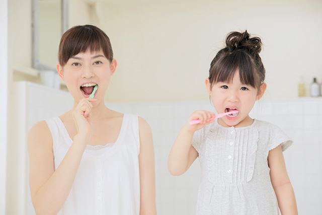 歯を磨くママと子供